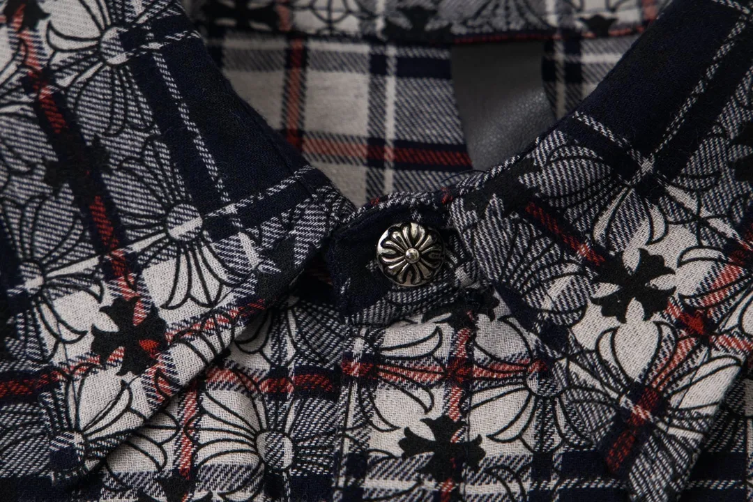 P240 Model No. Y650 CHROME HEARTS/CHROOME HEARTS CH All-over printed dark flower long-sleeved shirt. Custom-woven and dyed pure cotton sesame bottom plaid fabric. The finished fabric is then printed with dark flowers. The whole garment is hand-cut on the grid. The labor cost is high at the end of the year. Genuine leather hand-embroidered sleeves. High-quality distressed children's flower four-button buttons. The first batch on the entire network. Color: black red size: S-XL